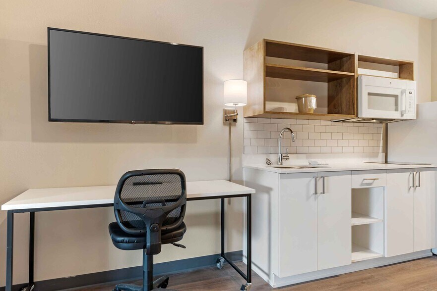 Building Photo - Furnished Studio-Phoenix - Chandler - Airport