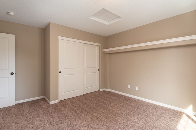 Building Photo - 4-Bedroom Home Near Pine Nursery Park Smar...