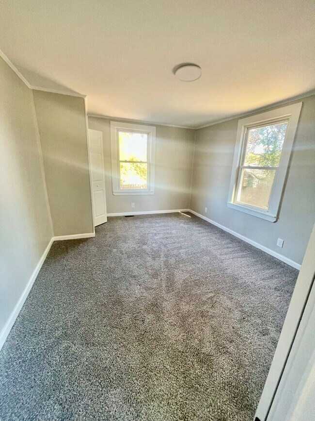 Building Photo - Welcome to this charming 3-bedroom, 1-bath...