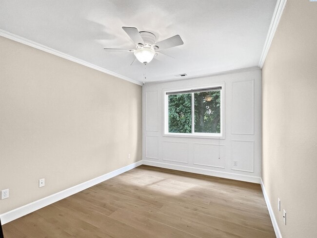 Building Photo - 4 Bedrooms Plus an Office Steps from the R...