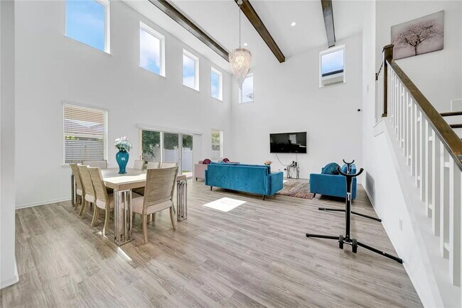 Building Photo - Stunning Fully Furnished 4 Bed Home with Resort-Style Community Amenities