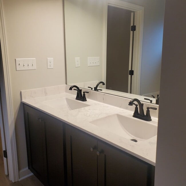 Building Photo - 6195 Clover Ct