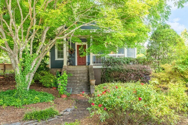 Building Photo - Downtown Raleigh Bungalow: Available September 11th