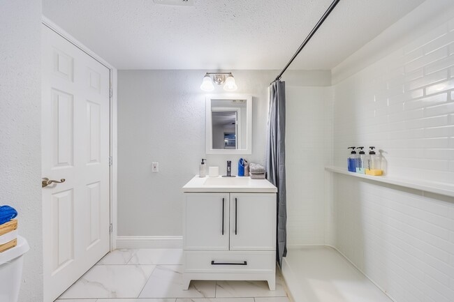 Building Photo - 2519 Lazy Lake Dr