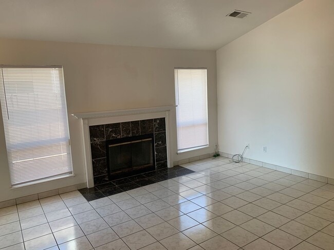 Building Photo - Love Where You Live - Beautiful Home in Turlock