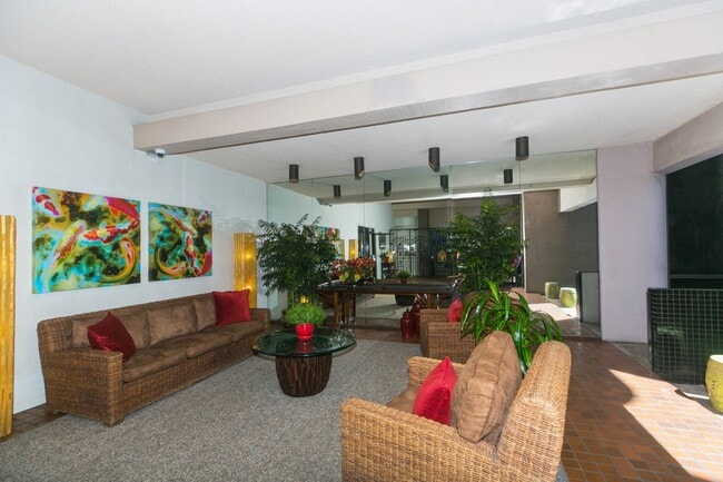 Building Photo - Canterbury Place - Fully renovated with hi...