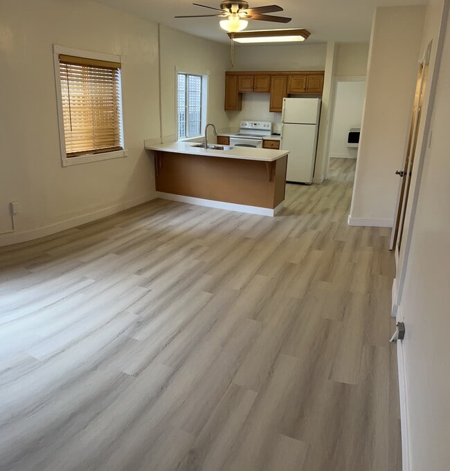 Building Photo - 5754-5760 Melrose Ave