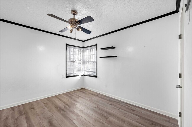 Building Photo - 6014 Belarbor St