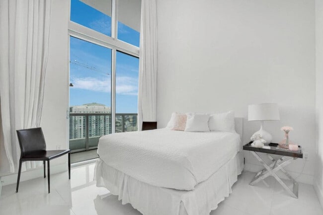 Building Photo - 485 Brickell Ave