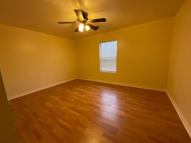 Building Photo - Spacious 2 Bedroom 1 Bath home W/ Fenced Yard In Joplin Mo!