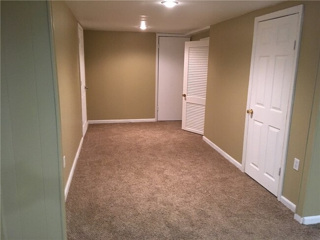 Building Photo - 4 Peachtree Ln