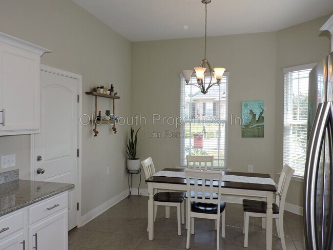 Building Photo - 5643 Vendome Ct