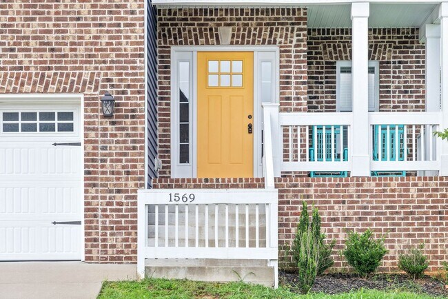 Building Photo - Pet Friendly Three Bedroom with Bonus!