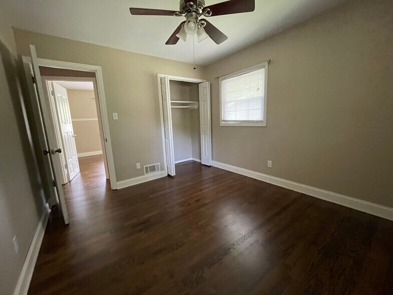Building Photo - 956 Seville Dr