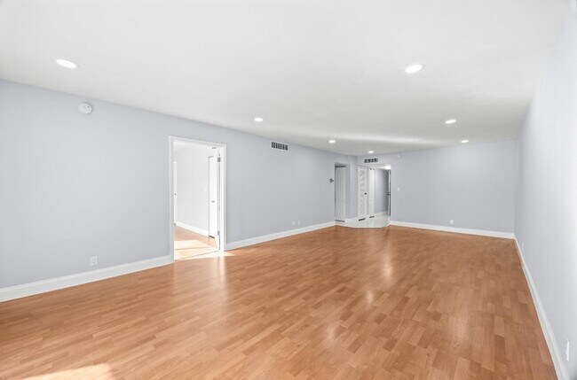 Building Photo - 6100 S Falls Cir Dr