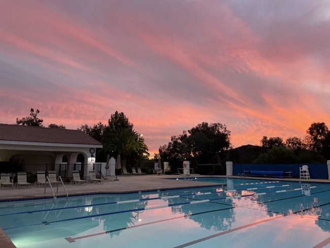 Building Photo - Spacious 4B/3BA Rancho Bernardo Home with ...