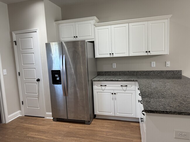 Building Photo - 600 Trellis Square