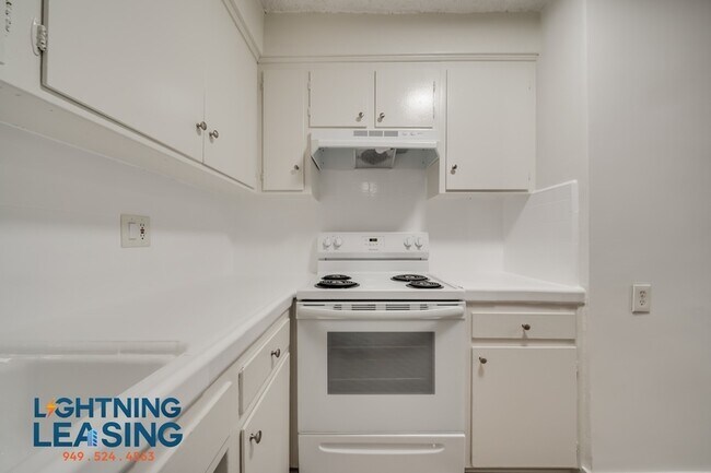Building Photo - 700 Irolo St