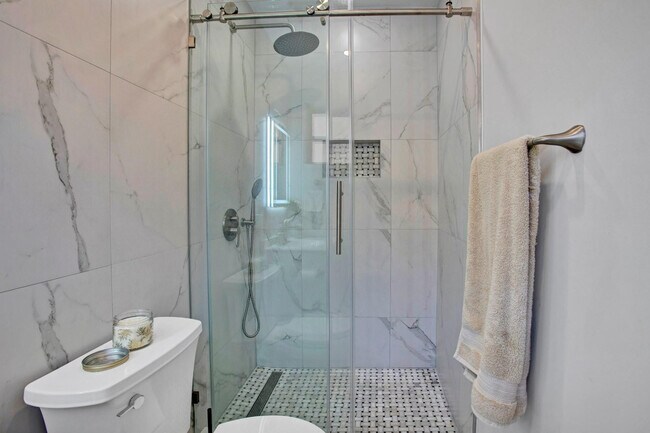 Building Photo - 2632 Madison St