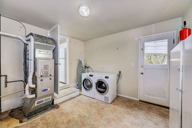 Building Photo - Maple Leaf Rambler