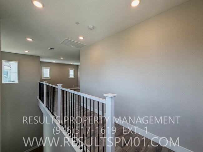 Building Photo - 587 River St