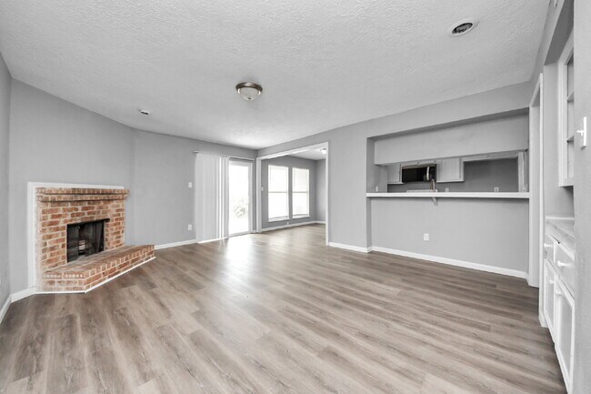 Building Photo - No Carpet. Private Yard. Extra Storage. What More Could You Ask For?