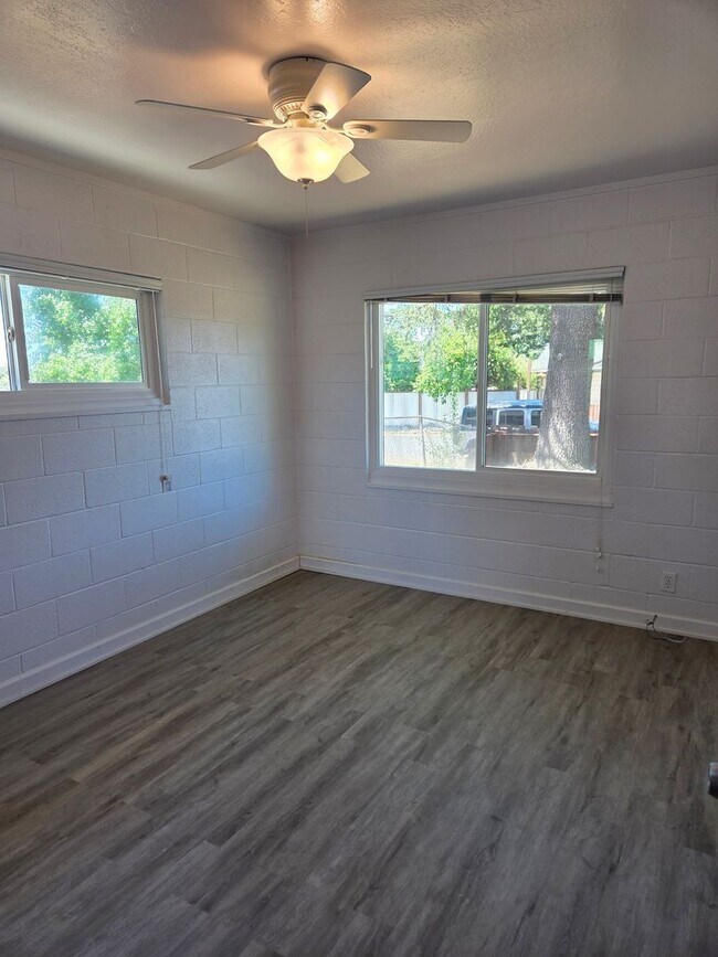 Building Photo - Large corner lot - Central Folsom 2 Bedroom, 1 Bath