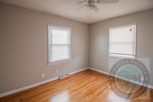 Building Photo - Spacious 5 Bedroom / 2.5 Bathroom Home | Near Ralston