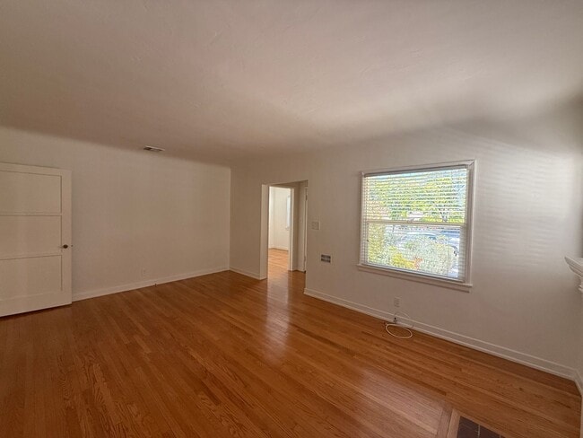 Building Photo - Amazing 3 Bedroom Montrose Home!