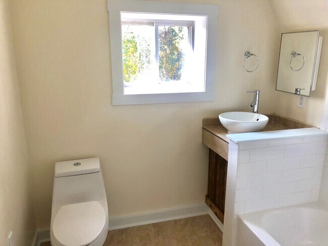 Building Photo - 3 bedroom in Beechview!