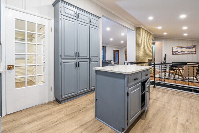 Building Photo - 702 Chambers Dr NE