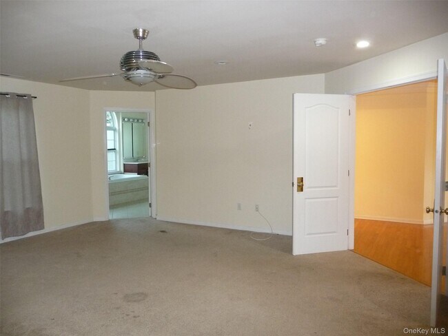 Building Photo - 220 Roosevelt Dr