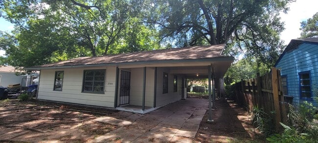 Building Photo - Gorgeous 2 bedroom/1 bath with huge kitche...