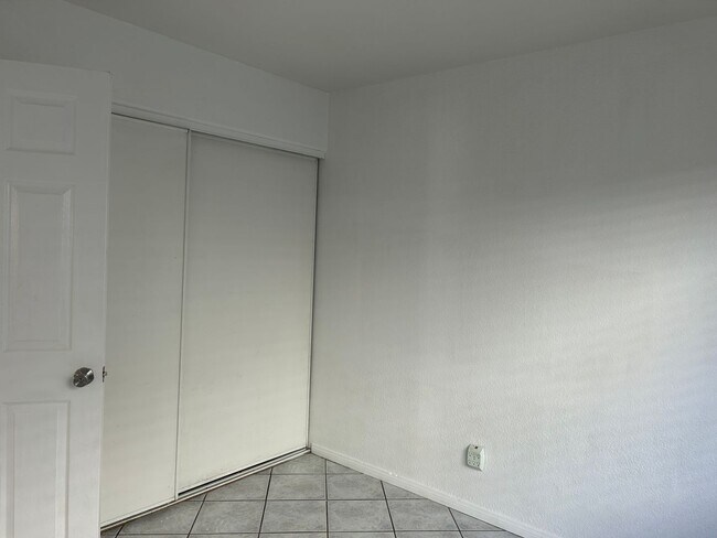 Building Photo - 4 Bedroom Pool Home