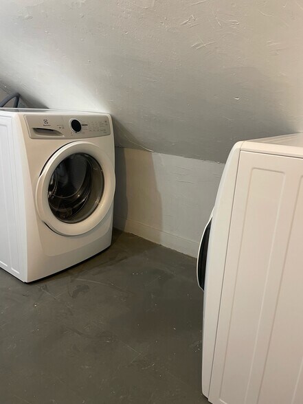 Building Photo - 24 Crown St