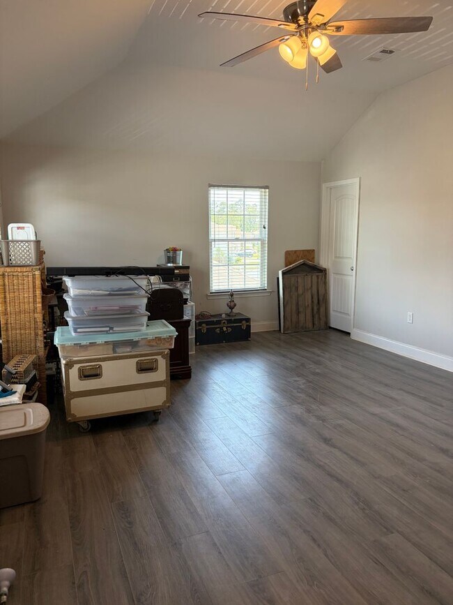 Building Photo - AVAILABLE NOW! (Pet Friendly)