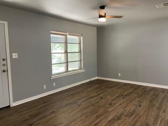 Building Photo - Circle S Rd.