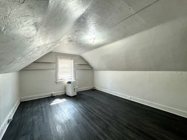 Building Photo - 5 bed/2 bath Mins. from UC Campus for Only...