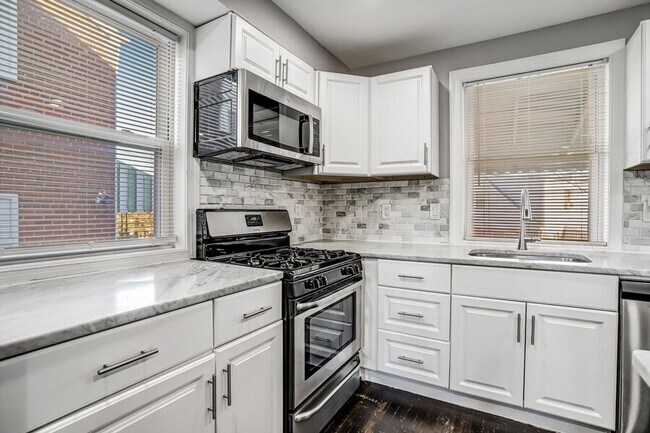 Building Photo - 812 Burns St SE