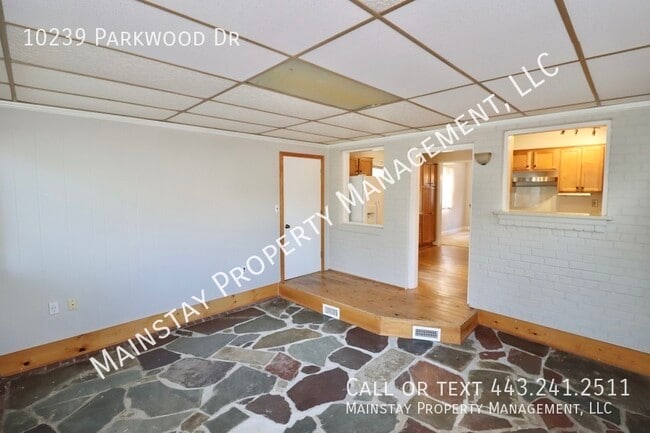 Building Photo - 10239 Parkwood Dr