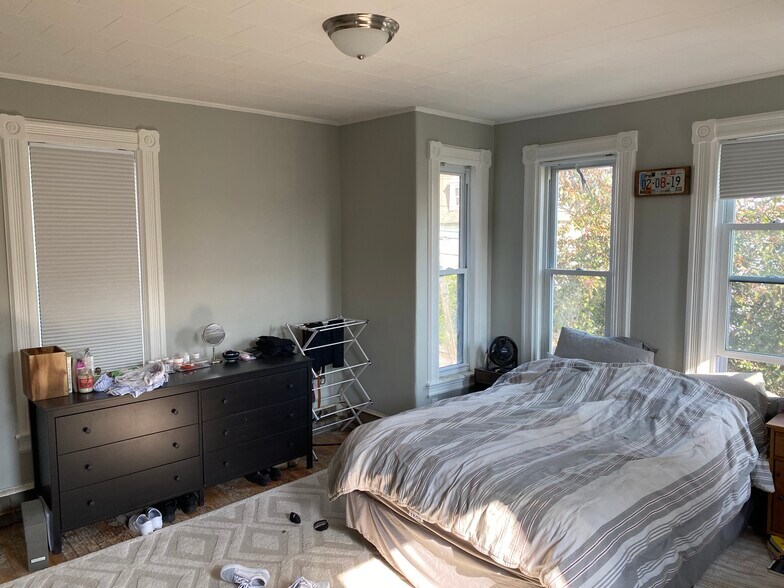 Building Photo - 10 Burtt St