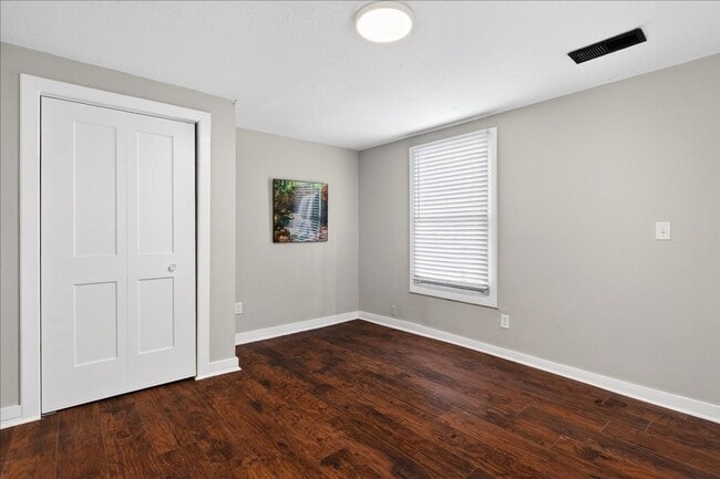 Building Photo - 4 Bedroom, 1.5 Bath house in Shelby Park, Fenced, Off-street Parking, Pets OKAY!
