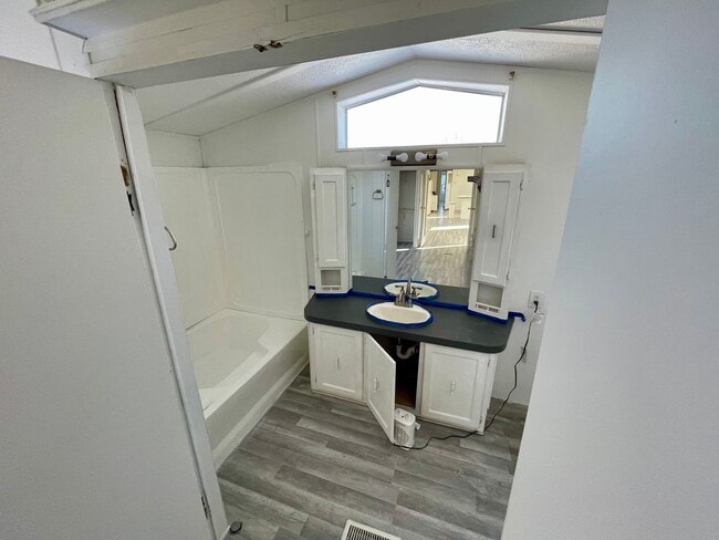 Building Photo - Modern 2 Bed 2 Bath Section 8