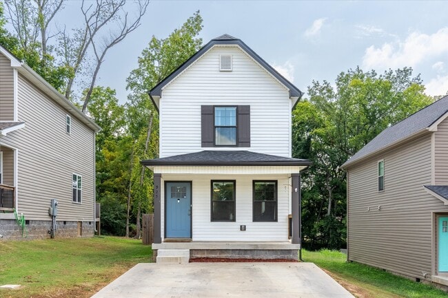 Building Photo - 925 Oak Ln