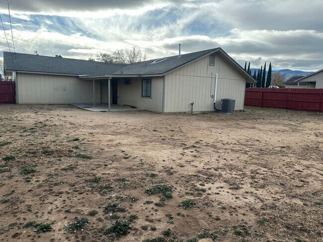 Building Photo - 3+2 In Golden Hills East +Garage!