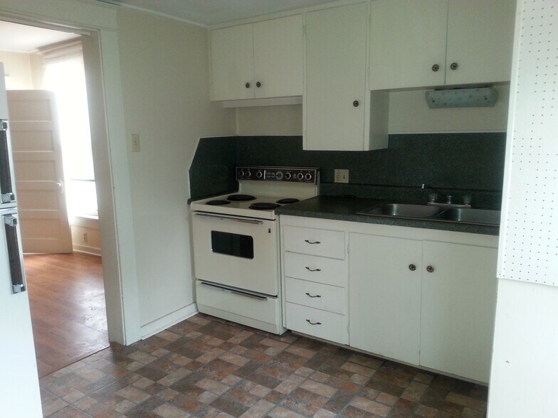 Kitchen - 208 E Twohig Ave