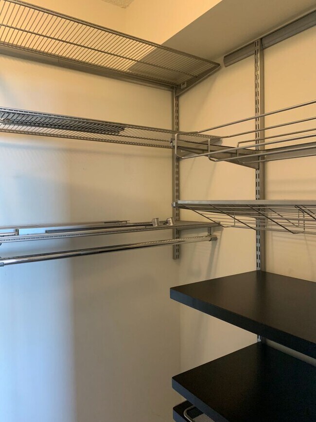 Building Photo - Rarely Available Penthouse 1BD/1BA in Gros...