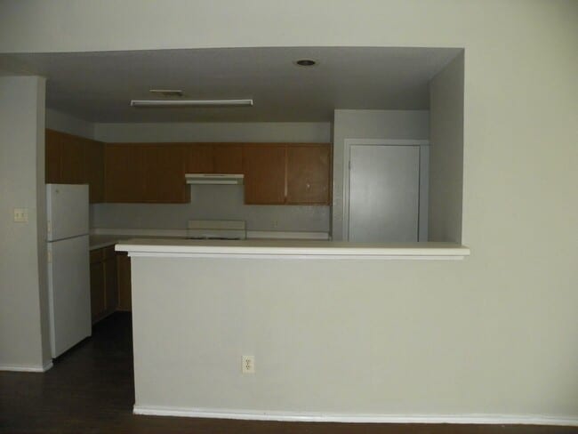 Building Photo - 2221 Creekside Ln