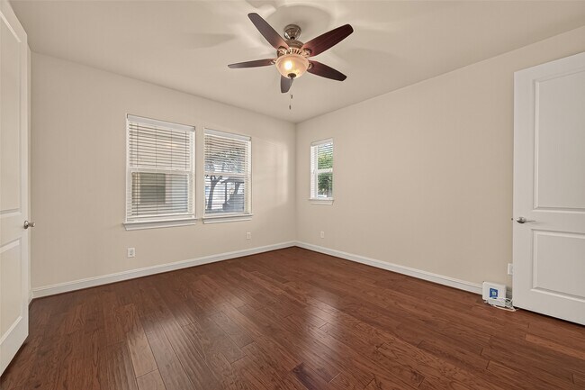 Building Photo - 703 Live Oak St
