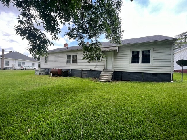 Building Photo - MOVE-IN Special*$250 off first month's ful...